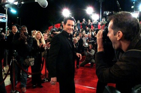 We don't even know who this "celebrity" is. But look! Flashing lights! Red carpet! Glamour! redcarpet